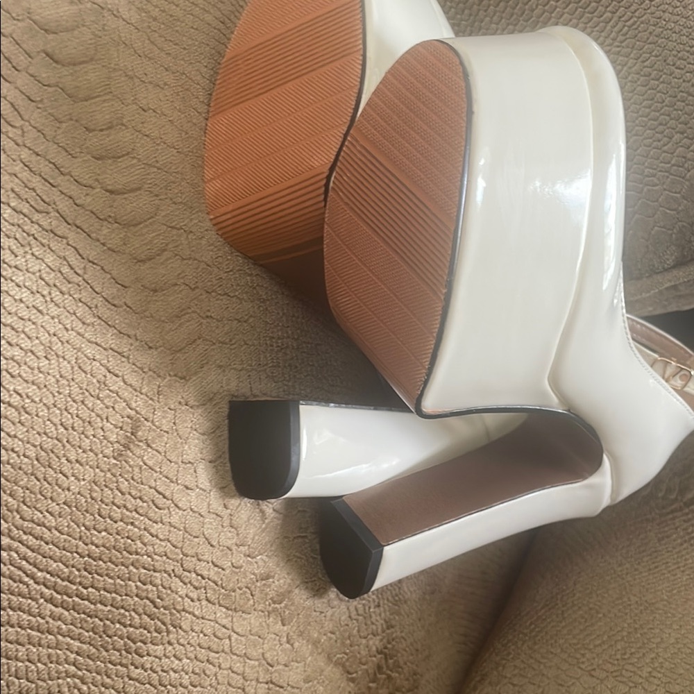 White Platform Pumps with Pointed Toe and Glossy Finish - Picture 5 of 7